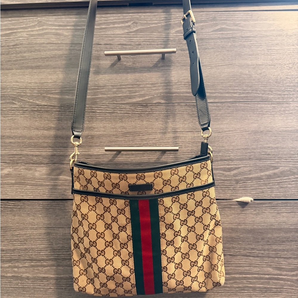 Gucci Beige and Black Crossbody with Red and Green Stripe - Picture 2 of 9